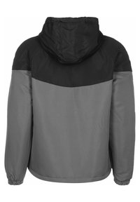 Giacca grigia con cappuccio nero, polsini elastici e design bicolore. Il materiale sembra liscio con un aspetto leggero e casual.