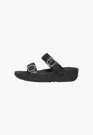 Zwarte sandalen met twee verstelbare banden en metalen gespen. Gevoerde binnenzool en een lichte wig hiel. Gemaakt van synthetische materialen.
