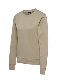 Sweat-shirt beige à manches longues avec col rond, poignets et ourlet côtelés, avec un logo embossé subtil sur la poitrine gauche et une étiquette de marque à l'intérieur du col.
