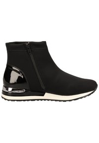 Botas negras hasta el tobillo con un upper de tela lisa y elegante, cremallera lateral, acento de tacón negro brillante y media suela blanca. Suela de goma texturizada.
