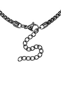 Collana in metallo nero con anelli intrecciati, dotata di un clasp a granchio e una catena corta regolabile per la misura.