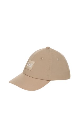 Gorra de béisbol beige con visera curva y parche con el logo de EA7 Emporio Armani en el lado delantero izquierdo.