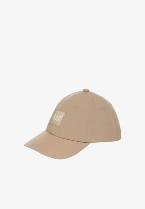 Gorra de béisbol beige con visera curva y parche con el logo de EA7 Emporio Armani en el lado delantero izquierdo.