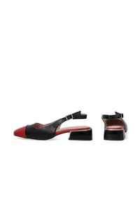 Černé a červené slingback podpatky s špičatou špičkou, strukturovaným svrškem a nízkým blokovým podpatkem. Obsahují přezku pro bezpečné nošení.