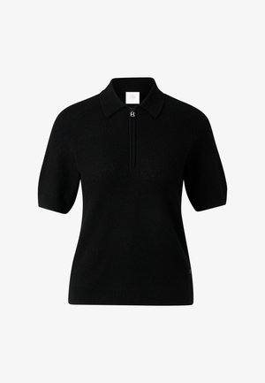 Zwarte polo met korte mouwen en een ritssluiting bij de hals, gemaakt van een gestructureerde stof. Voorzien van een kraag en een logovlaggetje aan de zoom.