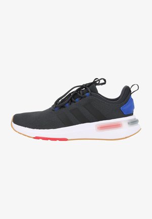 Chaussure de sport en mesh noir avec semelle intermédiaire blanche, patch de talon bleu et accents rouges. Trois rayures noires sur le côté. Fermeture à lacets.