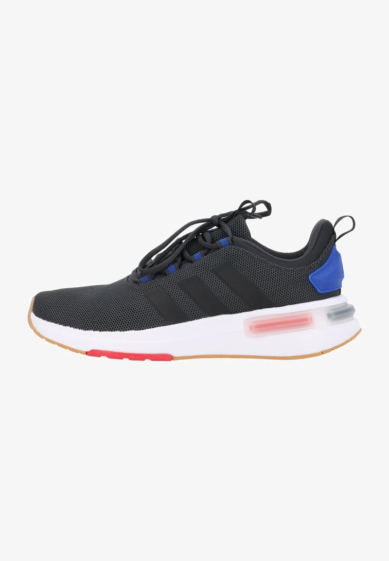 Chaussure de sport en mesh noir avec semelle intermédiaire blanche, patch de talon bleu et accents rouges. Trois rayures noires sur le côté. Fermeture à lacets.