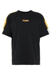 Svart t-shirt med kort ärm och gula detaljer på axlarna samt "PUMA"-logotyp i gult på framsidan. Tillverkad av ett mjukt, lätt tyg.