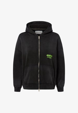 Hoodie noir avec fermeture éclair sur le devant, arbore un logo vert sur la poitrine, deux poches avant et une capuche avec cordon de serrage. Tissu doux et texturé.