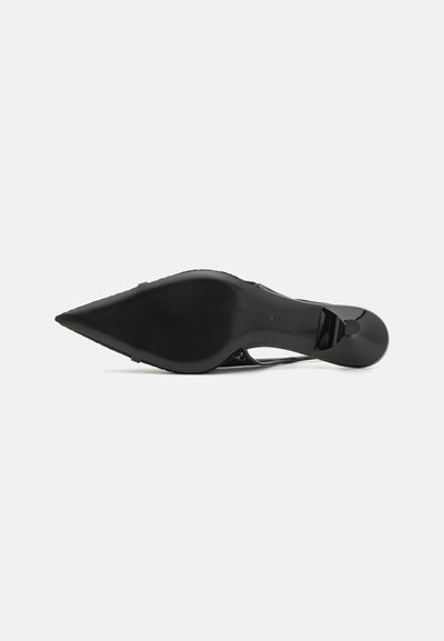 Zapato de tacón alto negro con punta afilada, hecho de material brillante, con un tacón delgado y detalles laterales recortados. Textura suave.