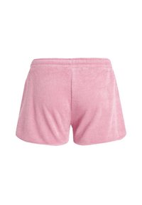 Pantaloni shorts in felpa rosa con vita elastica, lunghi fino a metà coscia e una superficie morbida e testurizzata. Nessun motivo o dettaglio visibile.