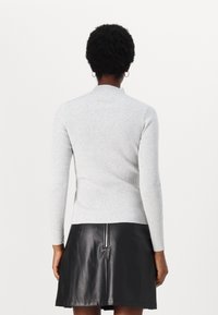 Repeat Sweter