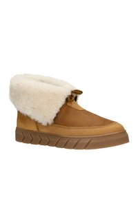 Beige Wildleder-Stiefelette mit oberer Schicht aus flauschigem crèmefarbenem Schafsfell, Schnürdesign und einer dicken Gummisohle mit strukturiertem Muster.