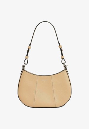 Borsa in pelle beige con forma curva, rifiniture nere e tracolla regolabile. Presenta cuciture sottili e un logo impresso sul davanti.