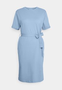 Vestido de jersey de algodão azul claro com mangas curtas, decote redondo e cinto na cintura para uma silhueta ajustada. Textura suave, comprimento até o joelho.