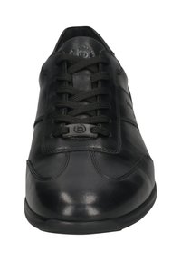 Schwarze Leder-Sneaker mit schwarzen Schnürsenkeln und einem kleinen markierten Metalltag an den Schnürsenkeln, von vorne auf einem weißen Hintergrund gezeigt.