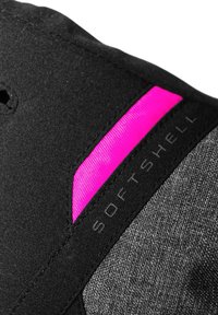 Softshelljacka med svart tyg, en texturerad grå sektion och ett framträdande rosa accentband. Inkluderar ordet "SOFTSHELL" tryckt.