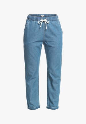Pantalon jogger en denim bleu clair avec taille élastique et cordon blanc, poches latérales et revers roulés.
