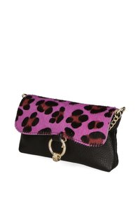 Clutch in pelle nera con pattina a stampa leopardo rosa. Presenta un accento in metallo circolare dorato e una tracolla per il trasporto.
