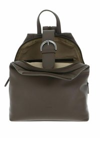 Sac à dos en cuir marron avec une poignée supérieure, des bretelles réglables et une fermeture à boucle sur le devant. Dispose d'un intérieur beige et d'une poche zippée.