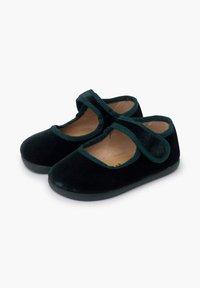 Scarpe da balletto in velluto nero con punta arrotondata, fascia elastica e morbida fodera interna. Suola piatta in gomma con una texture liscia.