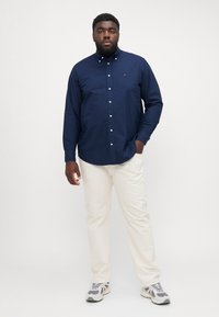 Tommy Hilfiger SOLID HERITAGE OXFORD  - Shirt - preppy navy/desert sky solid