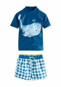 Blå rash guard med hval-grafik og korte ærmer, parret med blå og hvide ternede badebukser, der har små hvalmønstre og elastisk talje.