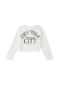 Witte cropped lange mouwen shirt met zwarte tekst "NEW YORK FREAKING CITY" gedrukt over de achterkant in verschillende lettertypes en groottes.