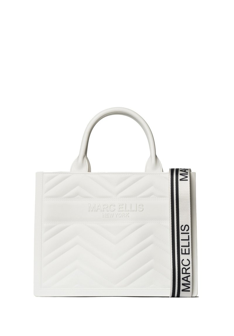 Borsa a tracolla bianca trapuntata con motivo a zigzag, logo impresso, doppie maniglie superiori e una tracolla con testo in nero e grigio.
