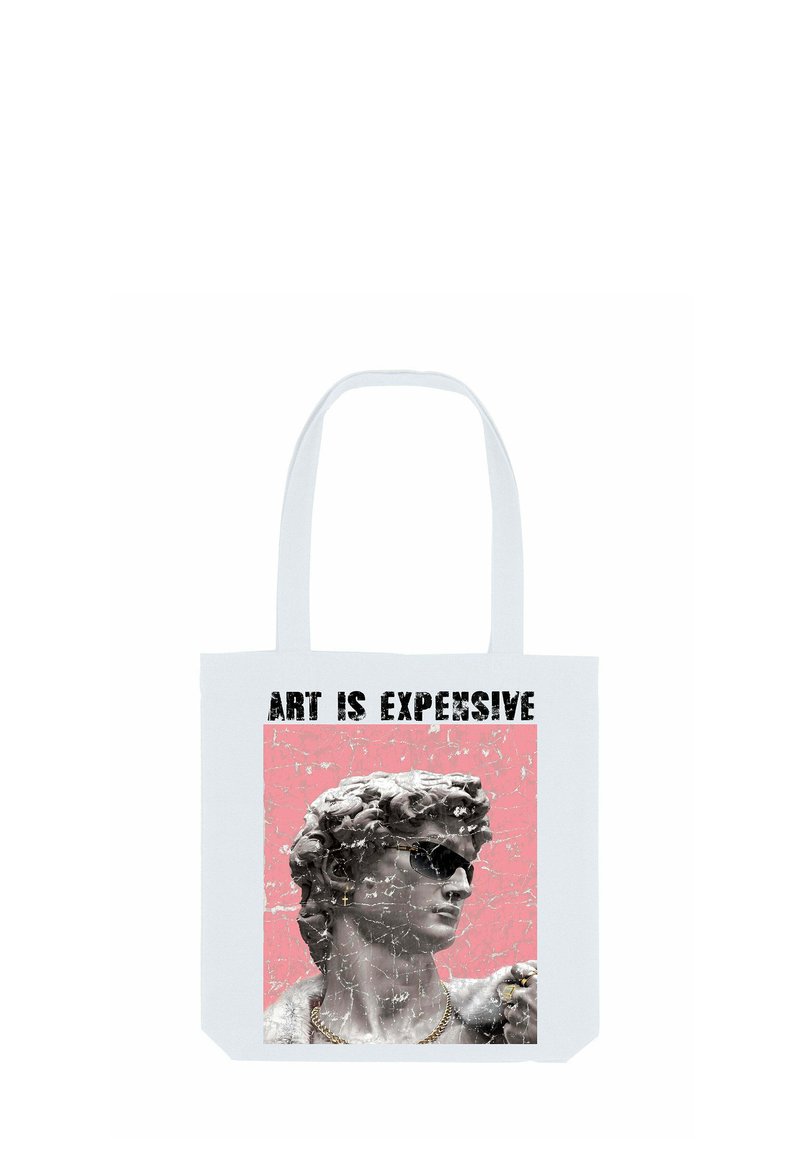 Witte tote bag met een afbeelding van een klassieke statuur met zonnebril, gouden ketting en een tekstuur achtergrond in tinten van roze, met vetgedrukte tekst "KUNST IS DUUR."