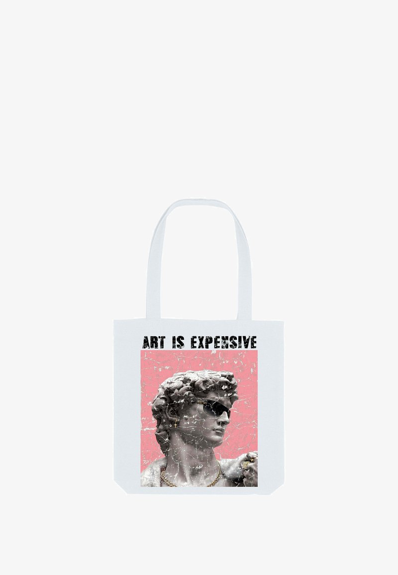 Witte tote bag met een afbeelding van een klassieke statuur met zonnebril, gouden ketting en een tekstuur achtergrond in tinten van roze, met vetgedrukte tekst "KUNST IS DUUR."