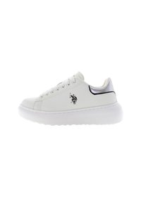 Vit sneaker med en slät läderövre, metallisk detalj på hälen, runda snören och en texturerad gummisula. Har en logotyp på sidan.