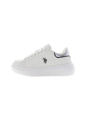 Sneaker bianco con tomaia in pelle liscia, dettaglio metallico sul tallone, lacci tondi e suola in gomma testurizzata. Presenta un logo sul lato.