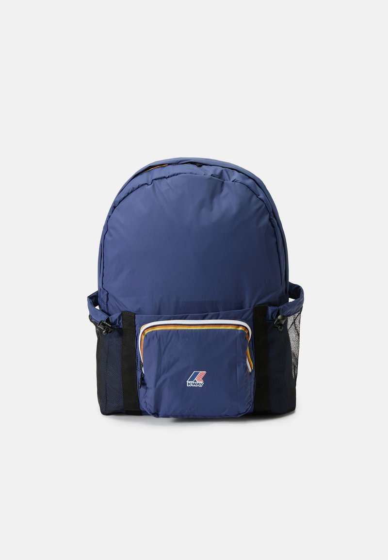Blauwe nylon rugzak met een ronde vorm, voorzien van zwarte mesh zijkanten en een voorvak met een gele en witte ritsafwerking. K-Way logo zichtbaar.