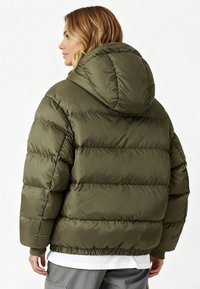 Giacca a vento imbottita verde oliva con cappuccio staccabile, design trapuntato, polsini elastici e orlo inferiore, caratterizzata da una texture liscia e lucida.