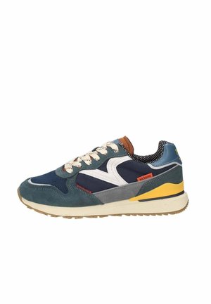Blauer und grauer Sneaker mit weißem Logo, cremefarbenen Schnürsenkeln, gelbem Fersenakzent und brauner Sohle, seitlich auf weißem Hintergrund dargestellt.