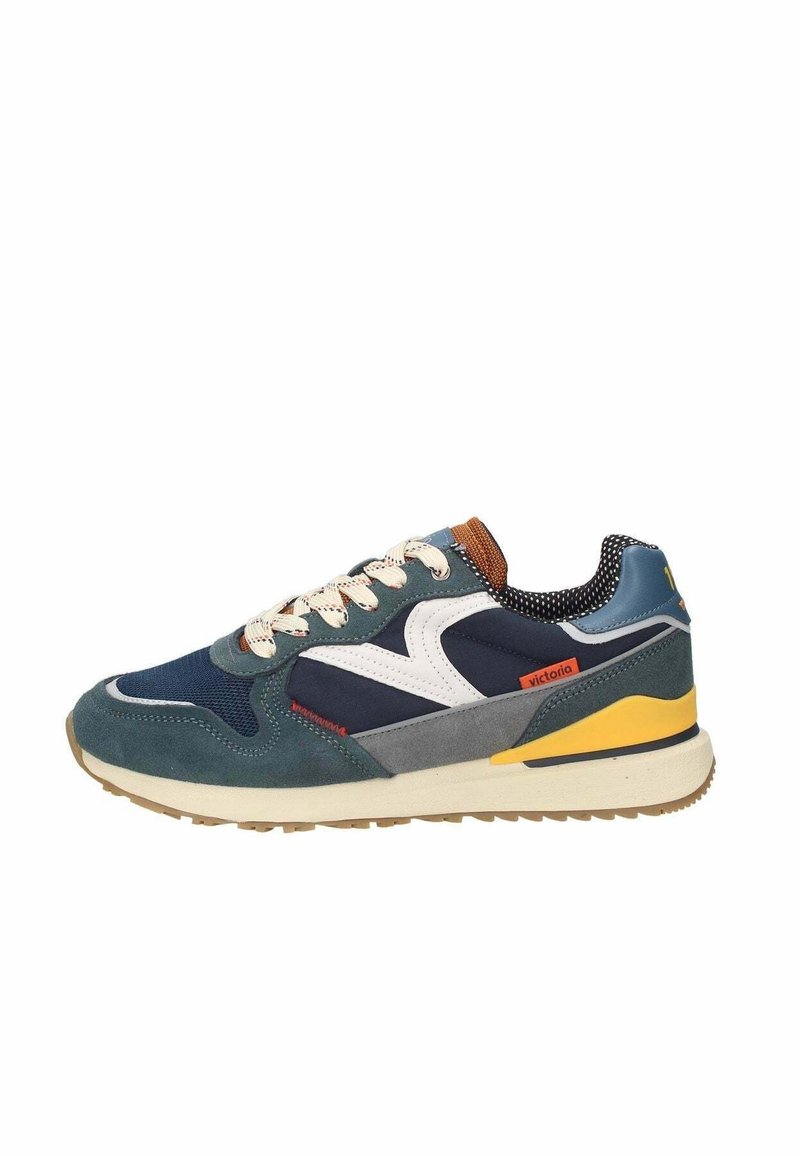 Niebiesko-szary sneaker z białym logo, kremowymi sznurówkami, żółtym akcentem na pięcie i brązową podeszwą, pokazany z boku na białym tle.