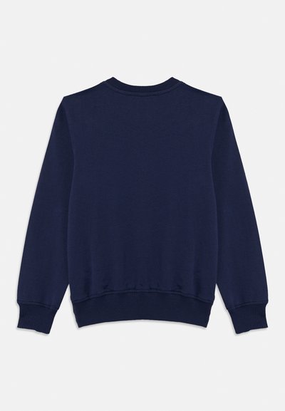 Μπλε μπλουζάκι ναυτικού στιλ με μακριά μανίκια, ριμπ μανσέτες και τελείωμα. Ομαλή υφή, στρογγυλή λαιμόκοψη, χωρίς εμφανή γραφικά ή επιπλέον λεπτομέρειες.