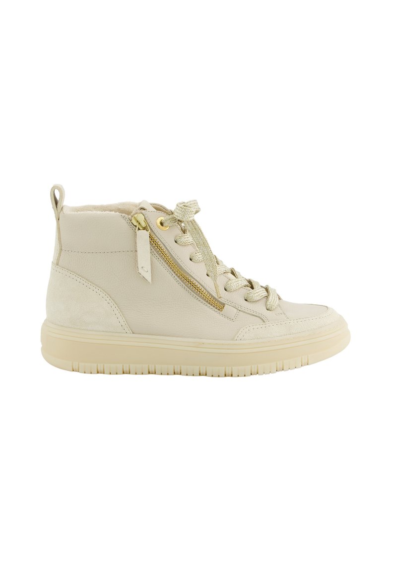 Beige High-Top-Sneaker mit strukturiertem Sohlenprofil, Schnürung an der Vorderseite, goldenem seitlichem Reißverschluss und Ziehschlaufe an der Ferse, präsentiert auf einem weißen Hintergrund.