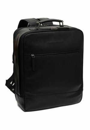 Schwarzer Leder-Rucksack mit strukturierter Form, Obergriff, verstellbaren Riemen und einer Frontreißverschlusstasche. Glatte Textur und minimalistisches Design.