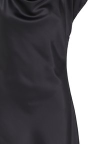 Fekete selymes, ujjatlan ruha testhez simuló derékkal és enyhe redőzéssel a nyakkivágásnál, fehér háttér előtt.