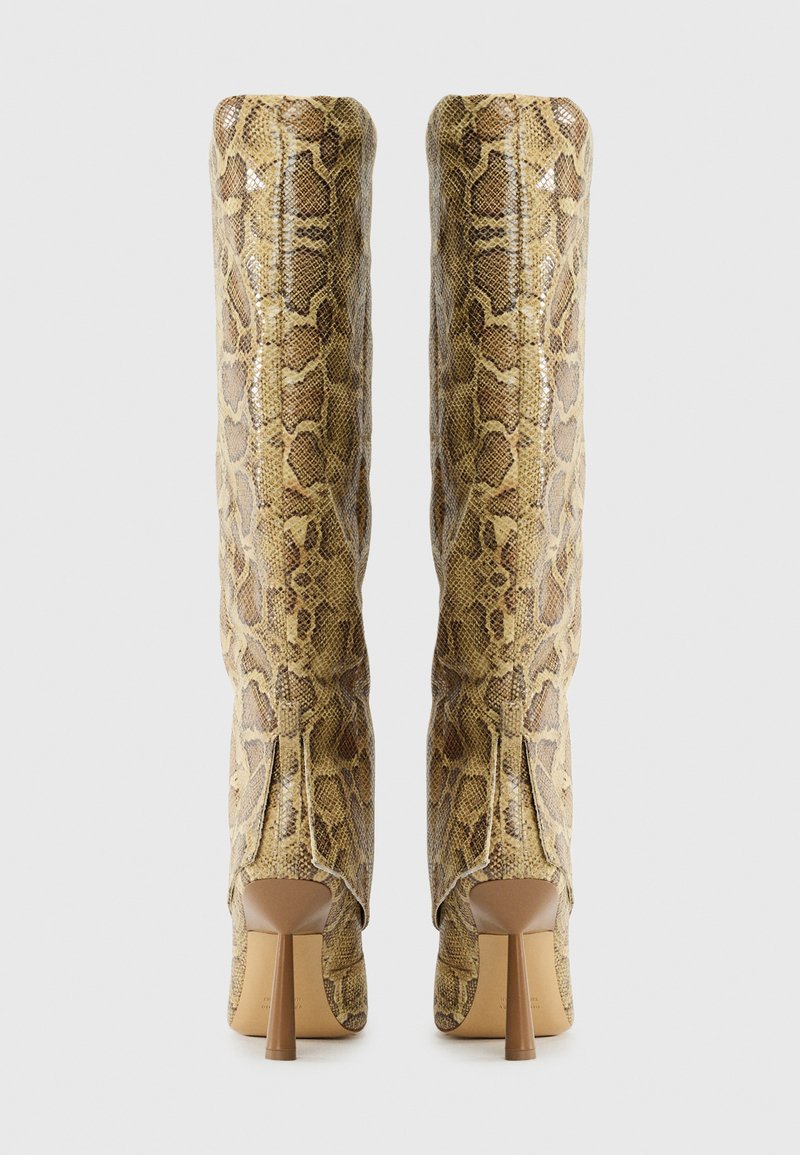 Knöchelhohe Stiefel in einem glänzenden, beige-braunen Schlangenledermuster, mit spitzem Zehenbereich und einem schlanken, hellbraunen Stiletto-Absatz.