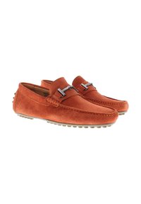 Orange Wildleder Slipper mit einer silbernen Schnallenakzent und Gummisohle. Verfügt über Nahtdetails entlang der Kanten.