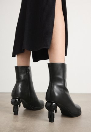 Enkellaarsjes met hoge hak - black