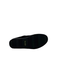 Sole nera di scarpa con righe orizzontali, superficie liscia e un piccolo logo. Presenta una punta arrotondata e una zona del tallone leggermente affusolata.