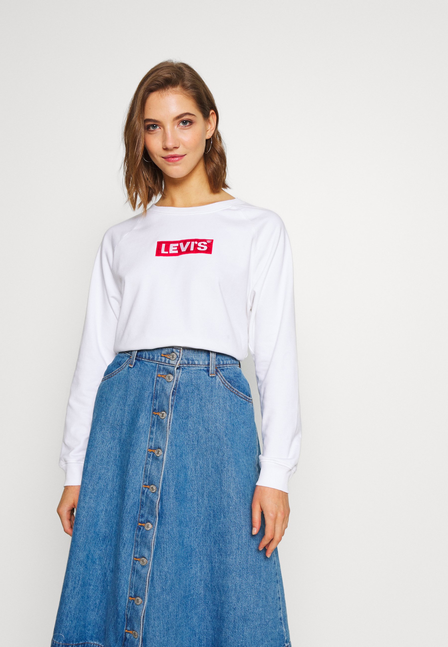 Levi's® RELAXED GRAPHIC CREW Sweatshirt white Zalando.at Das Levis ® Relaxed Graphic Crew Sweater ist ein Basic, wie