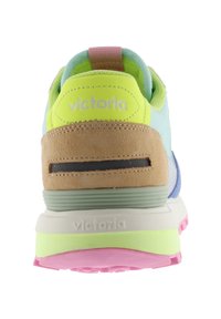 Flerfärgade sneakers i mocka och mesh. Har pastellblå, gula och rosa accenter, en vadderad krage och en texturerad gummisula.