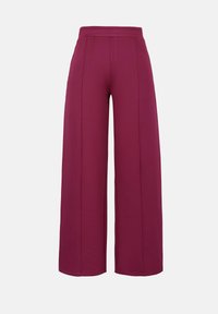 Pantaloni a vita alta e gambe larghe in magenta intenso con cuciture frontali e cintura aderente.