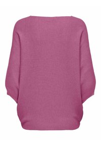 Maglione oversized rosa con una texture a coste, scollo a barca e maniche rilassate. L'orlo è leggermente arrotondato, creando una vestibilità ampia.