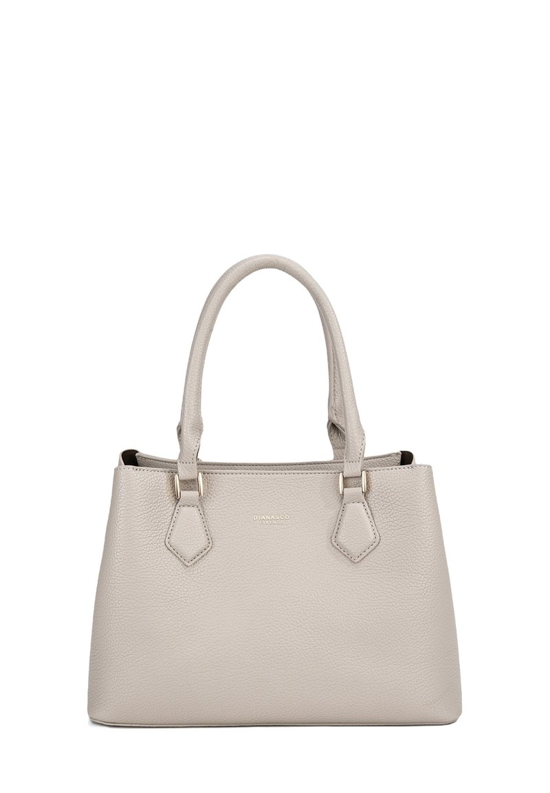 Borsa in pelle grigia con un design strutturato, due manici superiori e dettagli in metallo dorato. Presenta una superficie testurizzata e un dettaglio con logo.